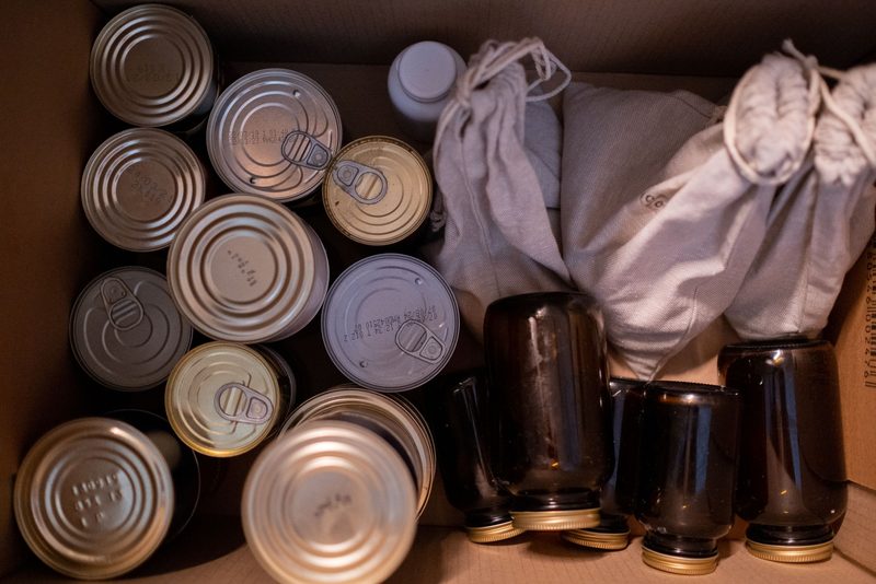 Lebensmittel und Getränke, verpackt – Umpacken bei APOOL WERKE (Illustrationsfoto)